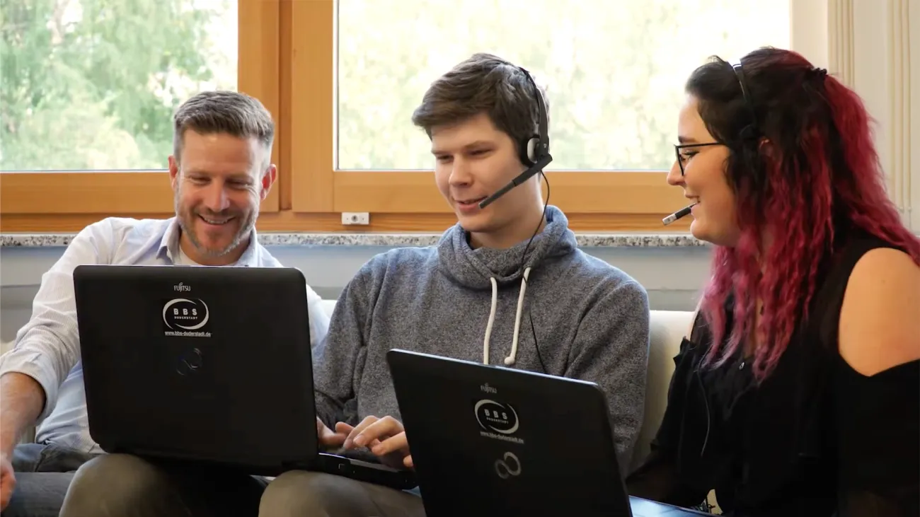 Menschen vor Laptops